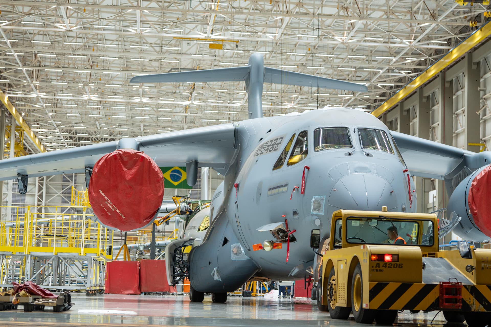Aeronave em manutenção dentro de hangar de MRO