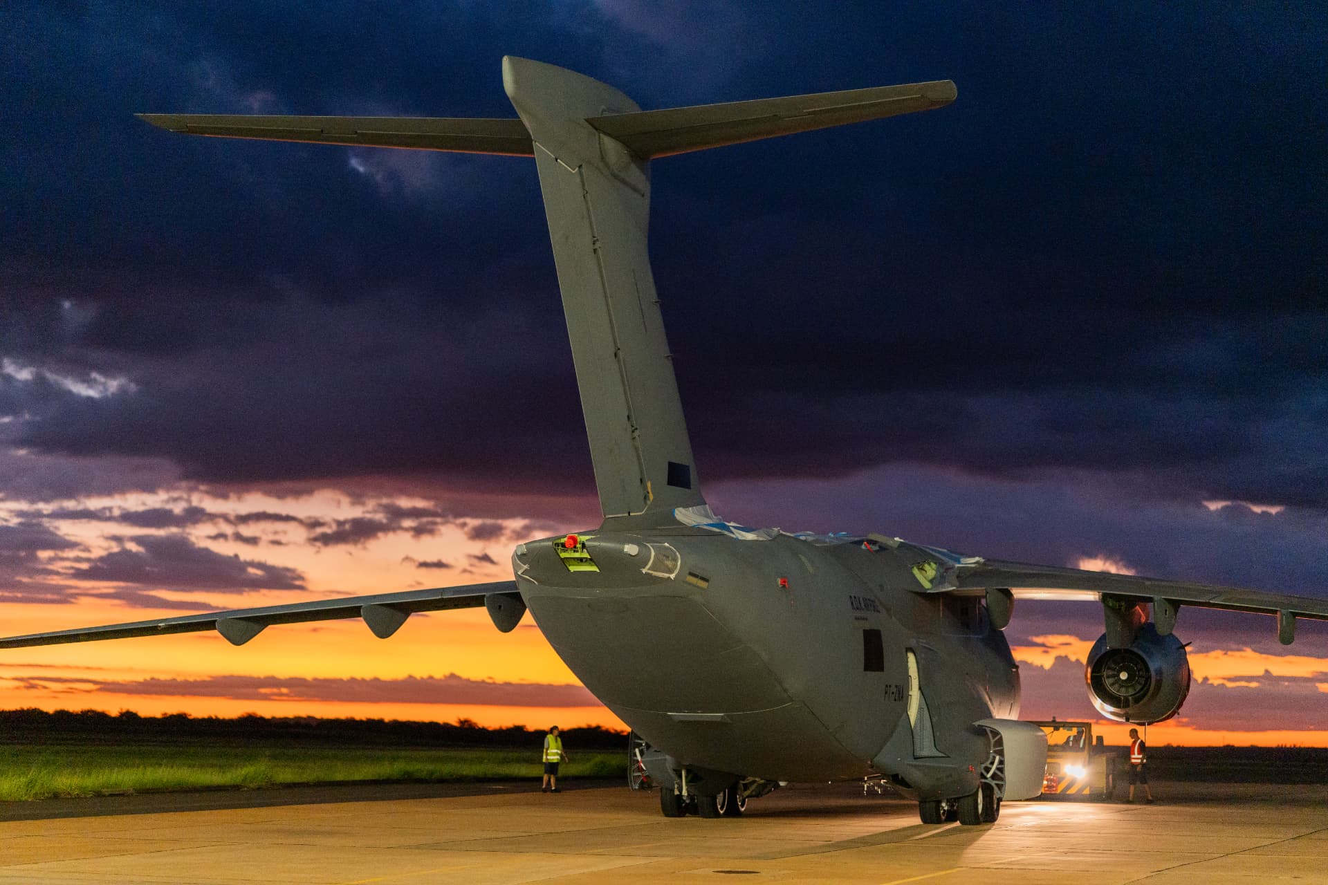Aeronave no pátio ao entardecer